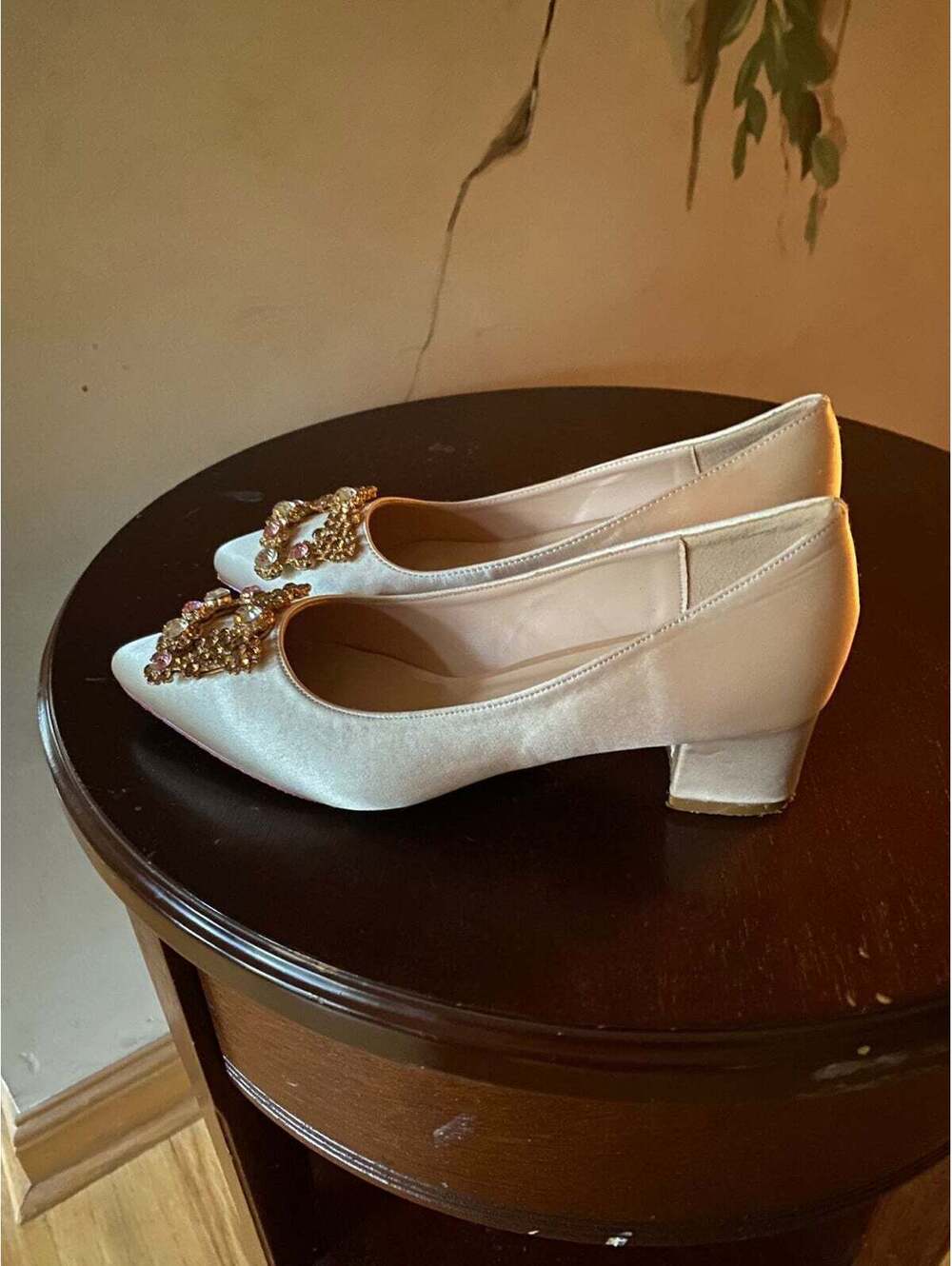 Erijunor Women Comfort Low Heel Closed Toe Rhinestone Shoe